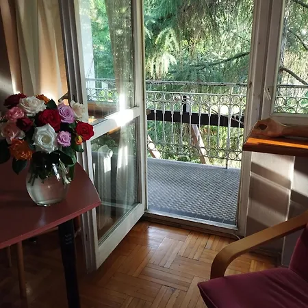 W Domu Z Ogrodem W Milanowku Apartman